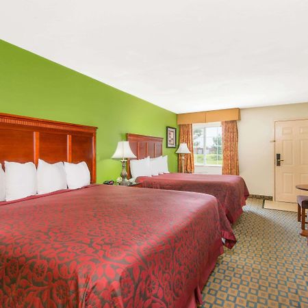 Days Inn & Suites By Wyndham Wichita Bagian luar foto