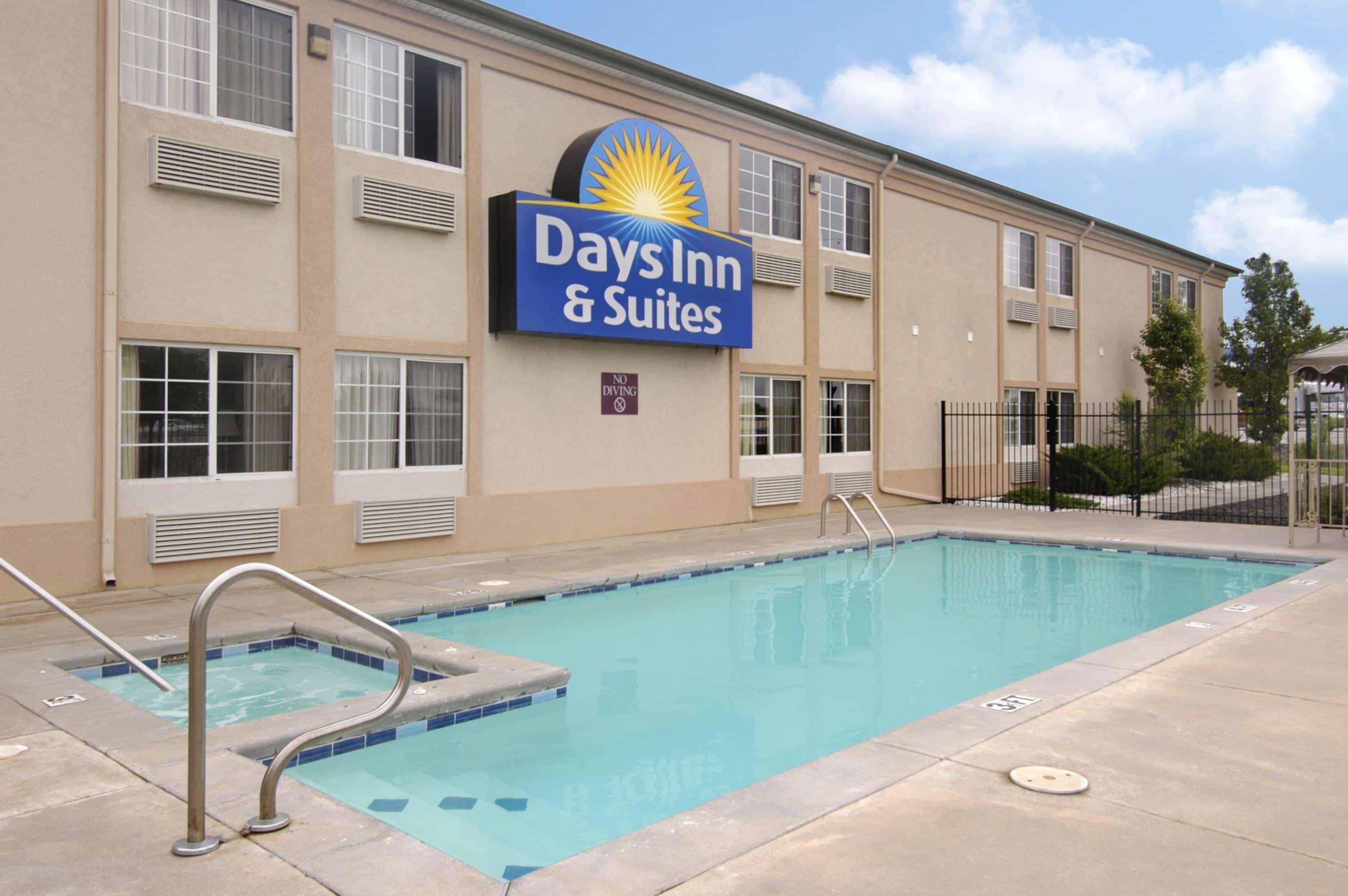 Days Inn & Suites By Wyndham Wichita Bagian luar foto
