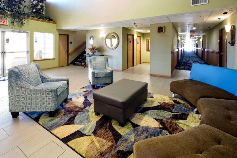 Days Inn & Suites By Wyndham Wichita Bagian luar foto